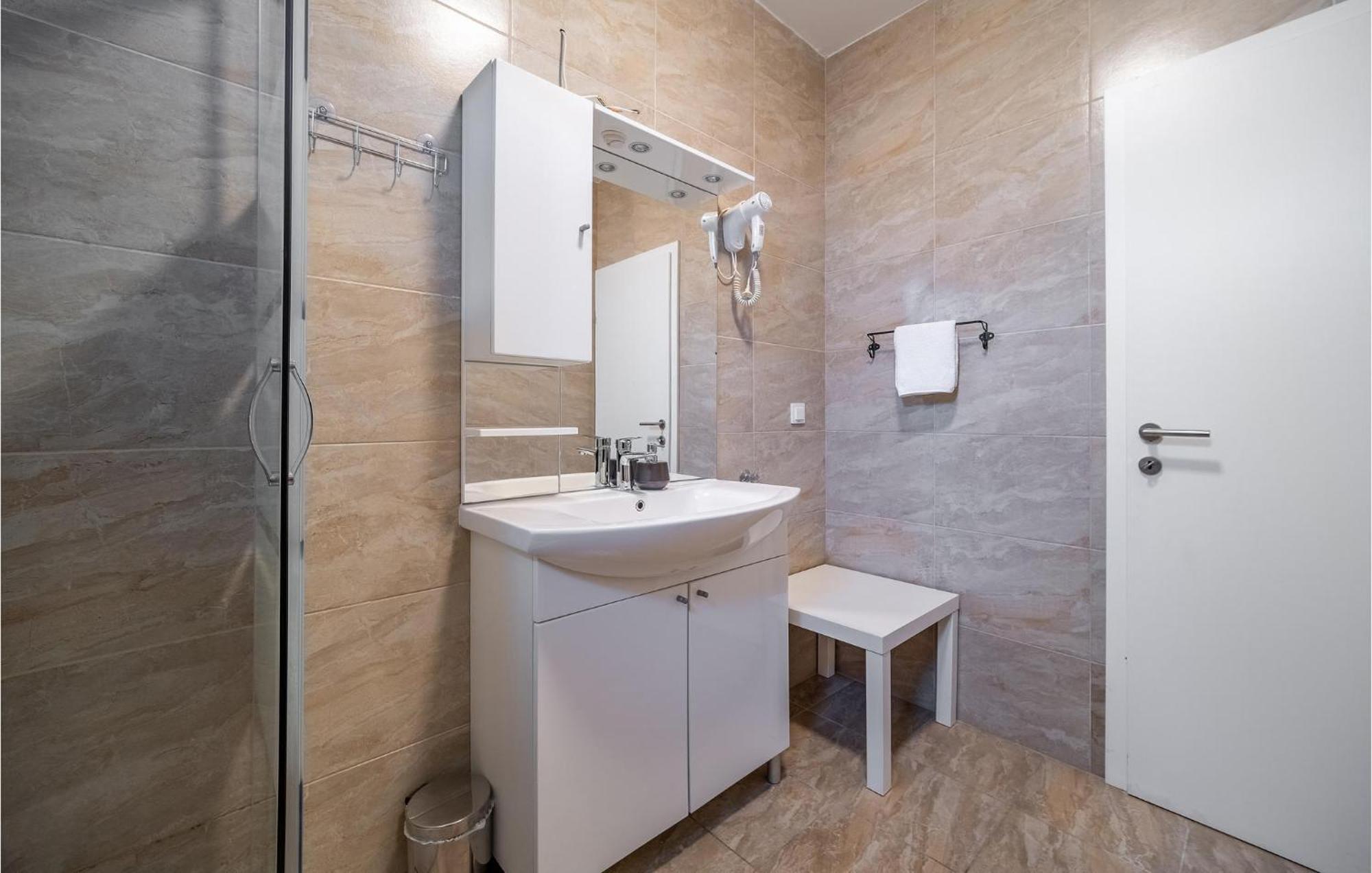 1 Bedroom Beautiful Apartment In Rakovica Dış mekan fotoğraf