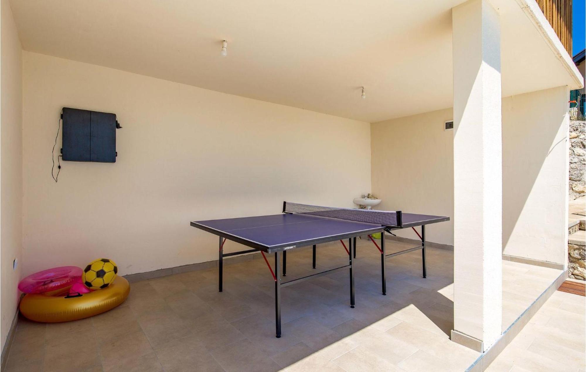 1 Bedroom Beautiful Apartment In Rakovica Dış mekan fotoğraf