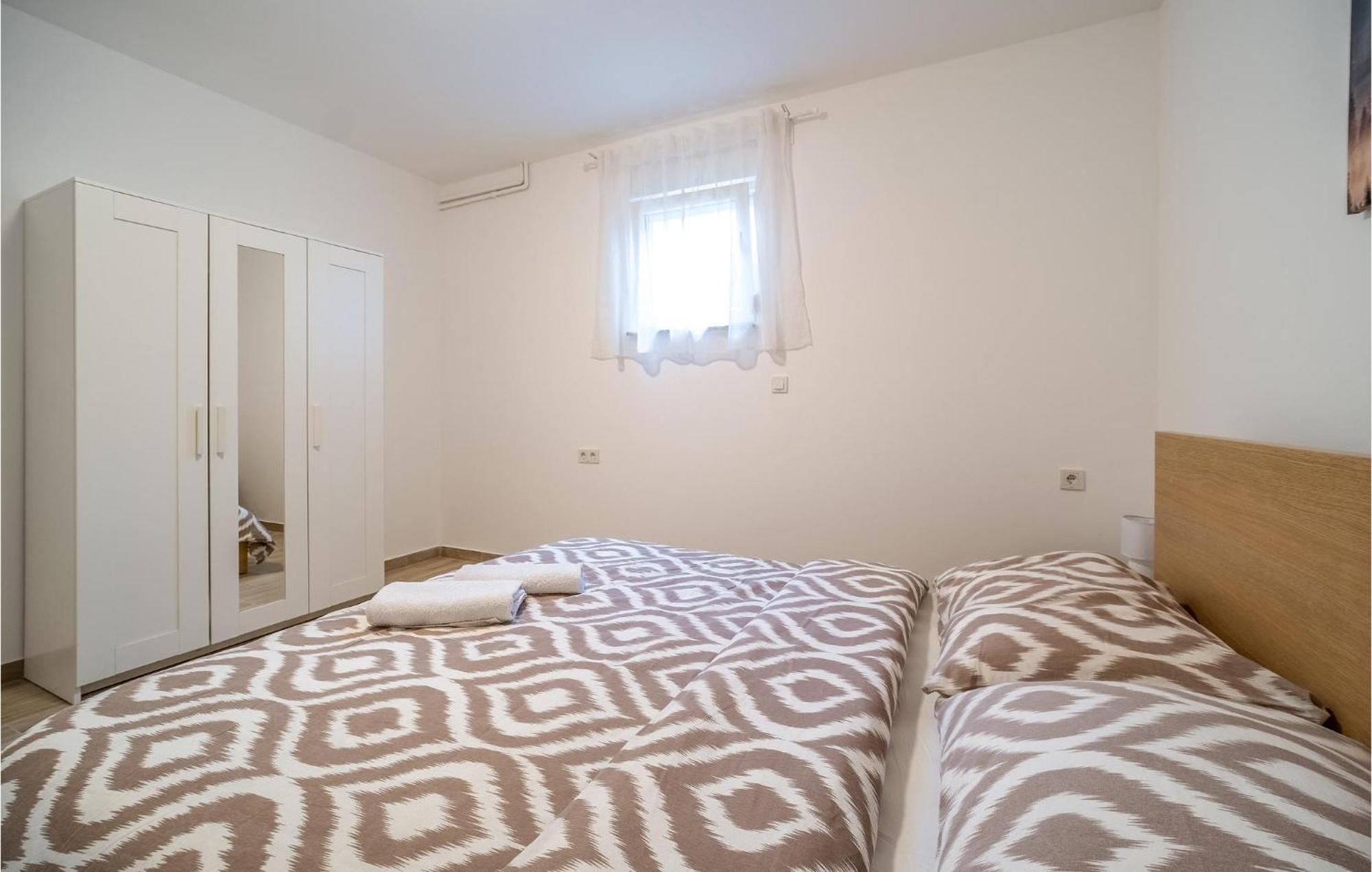 1 Bedroom Beautiful Apartment In Rakovica Dış mekan fotoğraf